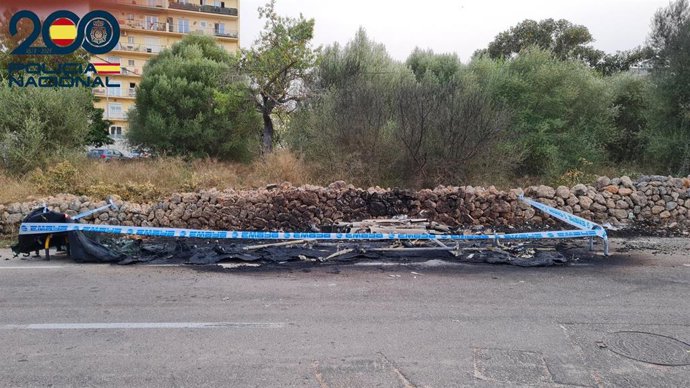 Contenedores calcinados después del incendio.