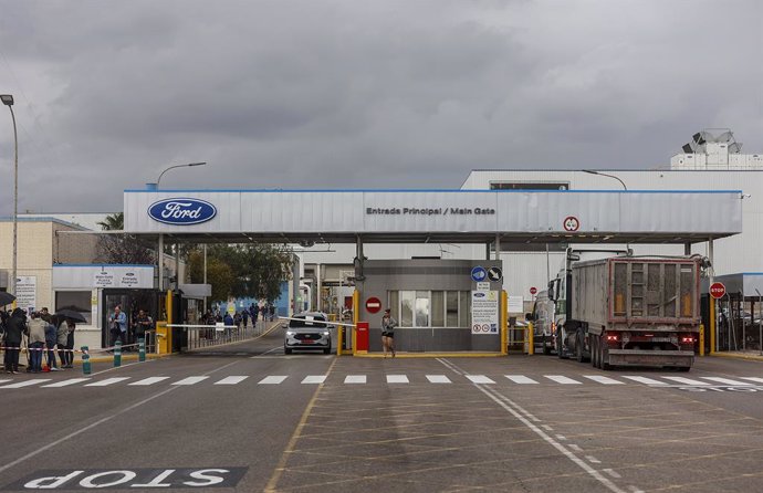 Varios trabajadores en la fábrica de Ford, a 12 de junio de 2024, en Almussafes