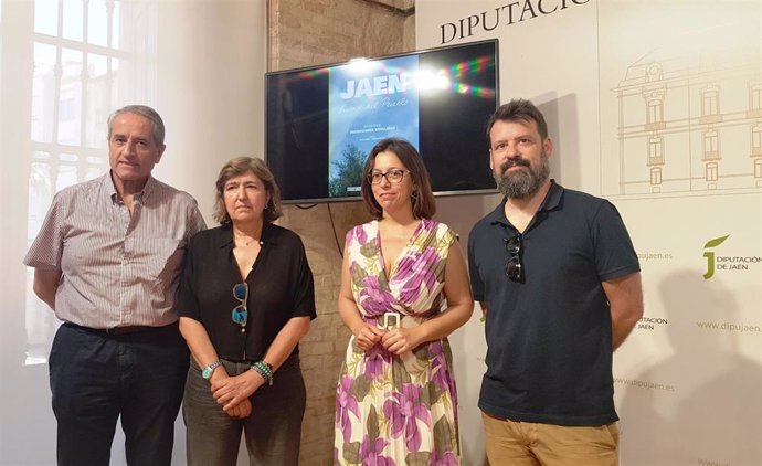 Miguel Ángel Valdivia (izq), Remedios Malvárez, África Colomo y Arturo Andújar, en la presentación de 'Jaén, Viento del Pueblo'