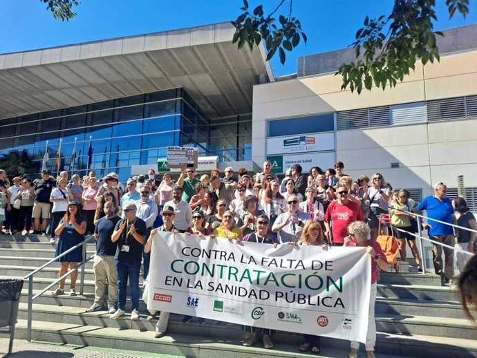 Concentración a las puertas del hospital de Loja con el alcalde, Joaquín Camacho, entre los participantes