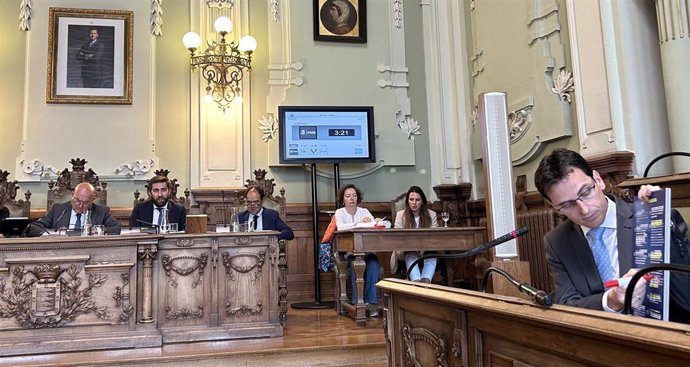 El portavoz socialista, Pedro Herrero, señala promesas incumplidas por el equipo de Gobierno en el Pleno sobre el debate del estado de la ciudad.