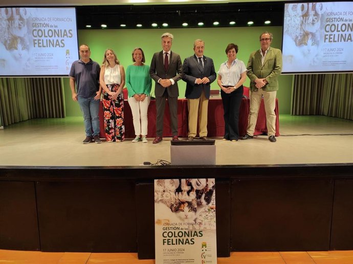 Lorite (centro), entre De Torre y Albás, en la inauguración de la jornada de formación 'Gestión de las colonias felinas'.