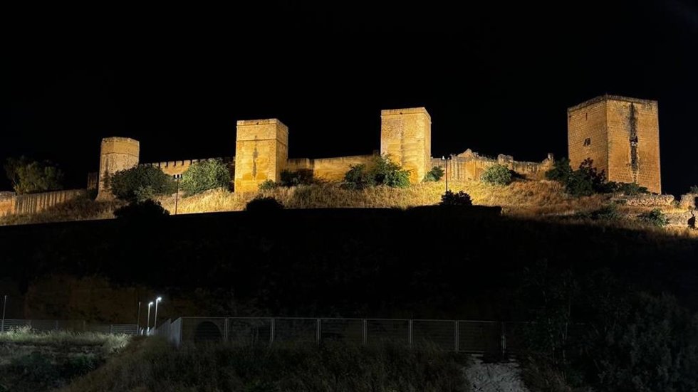 El Castillo de Alcalá de Guadaíra (Sevilla) recupera la iluminación de su ladera norte.