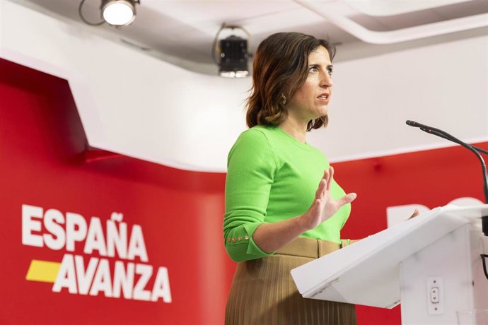 La portavoz del PSOE, Esther Peña, en una rueda de prensa en la sede nacioal del partido.