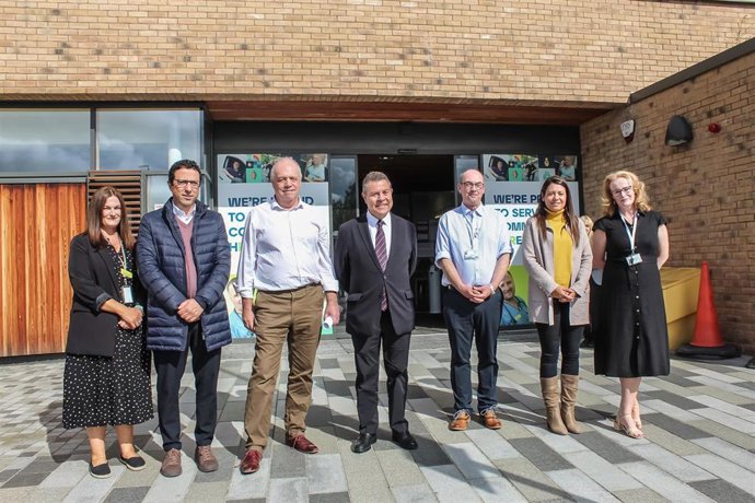 El presidente autonómico, Emiliano García-Page, se reúne, en Glasgow (Escocia), con entidades dedicadas al cuidado y bienestar social.