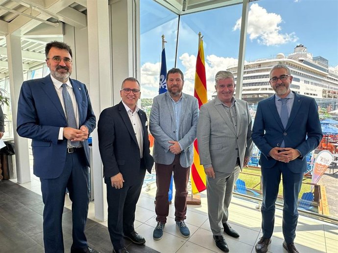 El presidente del Puerto de Barcelona, Lluis Salvadó; el del Quebec, mario Girard; el secretario de Movilidad del Govern Sanglas; el vicepresidente de Relaciones Internacionales, Alain Sans-Cartier, y el director de Política Marítima del Govern, Tudela