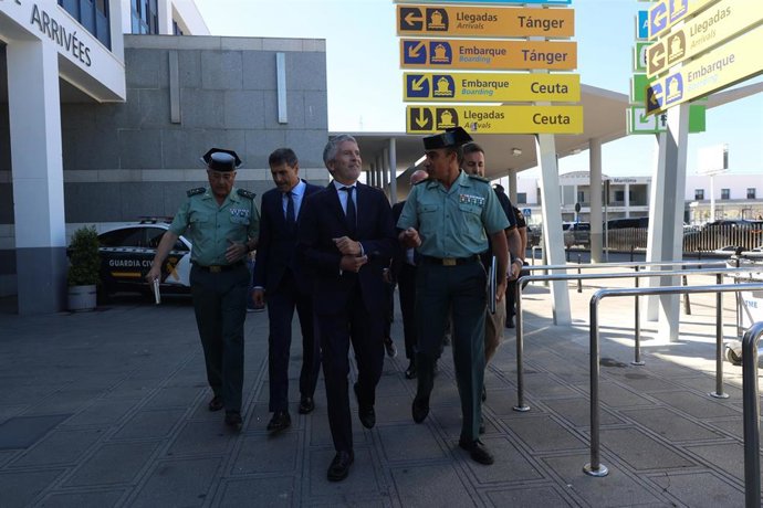 El ministro del Interior, Fernando Grande-Marlaska, durante la visita a los agentes desplegados en la Operación Paso del Estrecho en Algeciras, a 17 de junio de 2024, en Cádiz, Andalucía (España). 