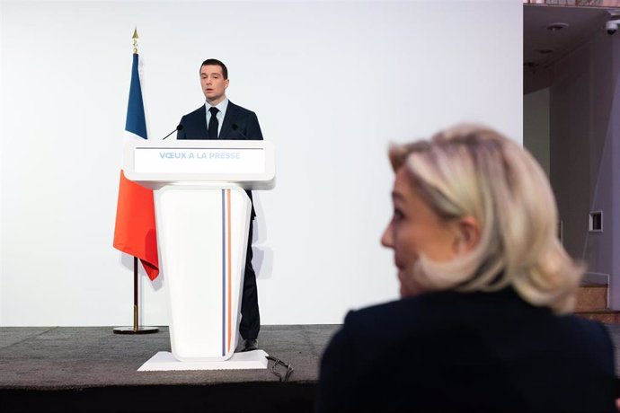 Archivo - El presidente de Agrupación Nacional, Jordan Bardella, durante un discurso ante la atenta mirada de la líder del partido, Marine Le Pen