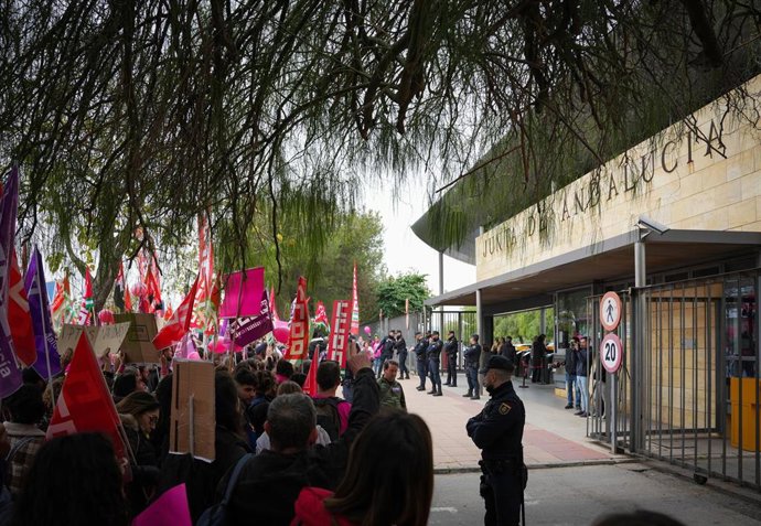 Archivo - Concentración de CCOO en Torretriana, en Sevilla, sede de varias consejerías de la Junta de Andalucía, en una imagen de archivo.