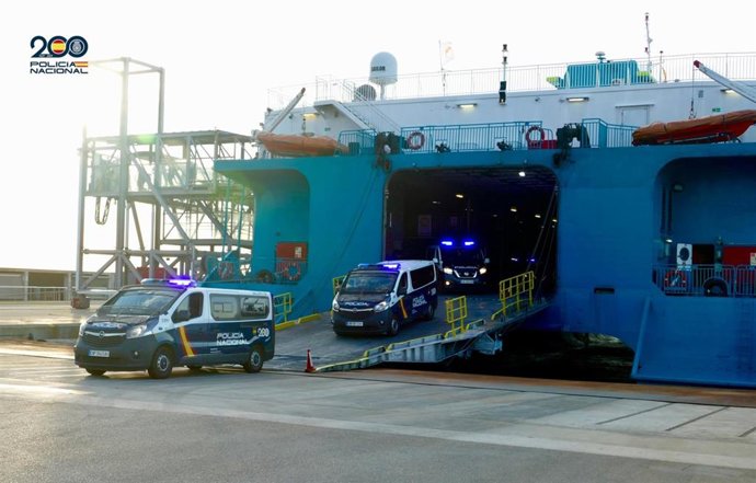Desembarco de vehículos policiales en un puerto de Baleares.