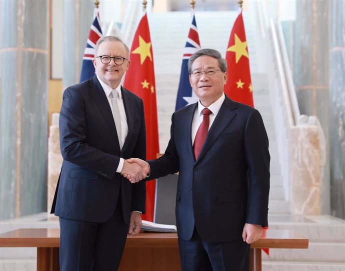 El primer ministro de Australia, Anthony Albanese, con su homólogo chino, Li Qiang.