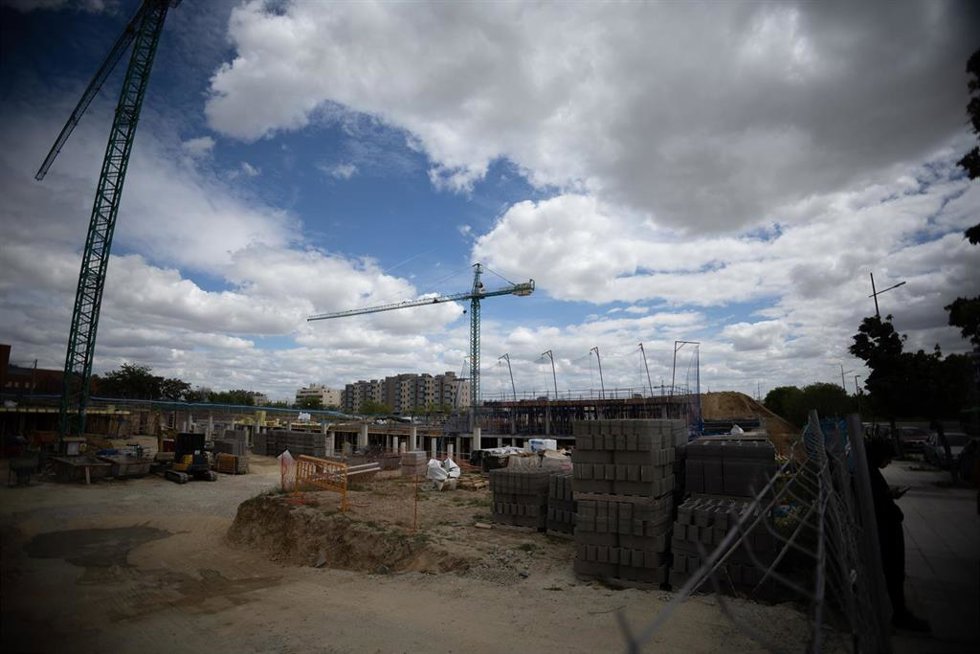 Archivo - Vista general de la obra de una vivienda, a 26 de abril de 2024, en Madrid (España).