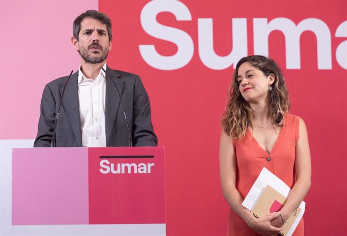 El portavoz de Sumar, Ernest Urtasun y la secretaria de Organización del partido, Lara Hernández, durante una rueda de prensa, en el Espacio Rastro, a 17 de junio de 2024, en Madrid (España).