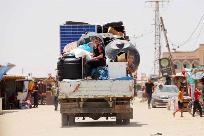 Un vehículo cerca de un campamento de desplazados en los alrededores de la ciudad de Rafá, en la frontera entre la Franja de Gaza y Egipto, en medio de la ofensiva militar del Ejército de Israel (archivo)