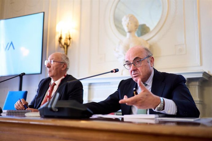 El vicepresidente BCE, Luis de Guindos (d), interviene durante la inauguración del curso de verano de la Asociación de Periodistas de Información Económica (APIE) sobre 'El rol de las empresas en la nueva economía', enmarcado en los Cursos de Verano de 
