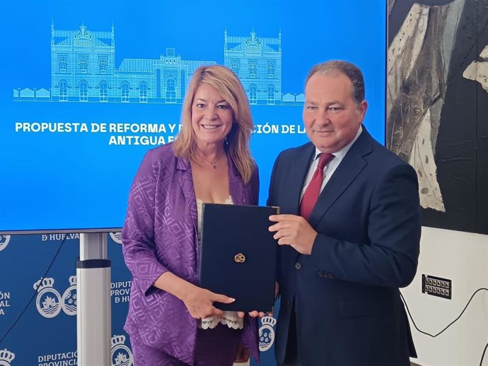 El presidente de la Diputación, David Toscano, y la alcaldesa de Huelva, Pilar Miranda, firman la adquisición de la antigua estación de Renfe, futuro gran centro sociocultural.