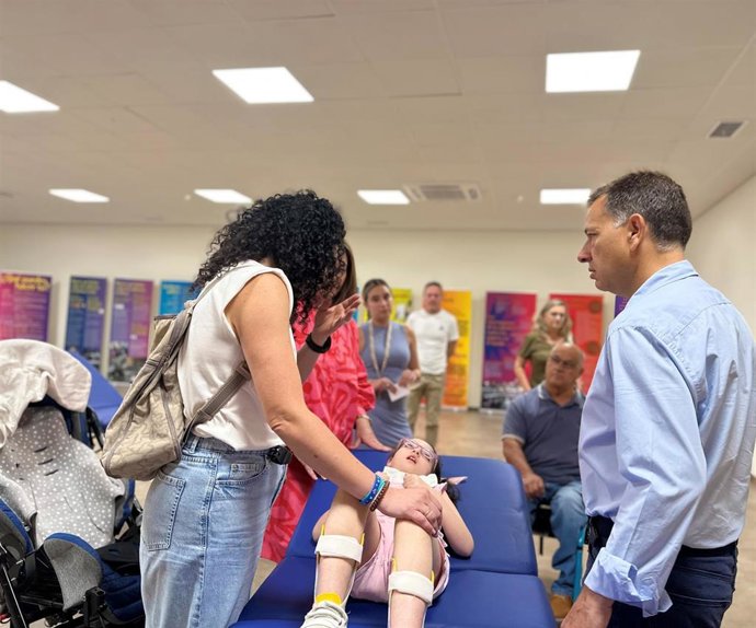 Visita a la nueva camilla para personas con movilidad reducida en Centro Ágora.