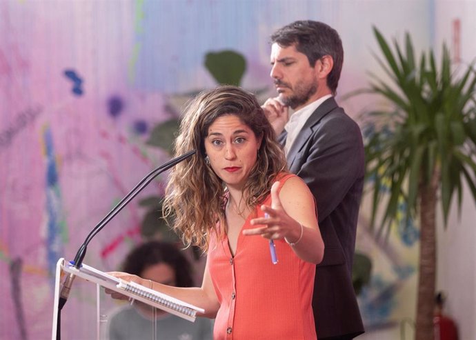 El portavoz de Sumar, Ernest Urtasun y la secretaria de Organización del partido, Lara Hernández, durante una rueda de prensa, en el Espacio Rastro, a 17 de junio de 2024, en Madrid (España). 