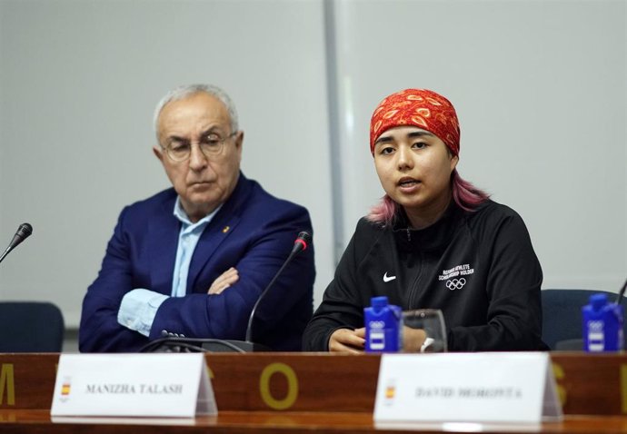 La 'B-Girl' afgana Manizha Talash, que disputará los Juegos Olímpicos de París, junto al presidente del COE, Alejandro Blanco, en rueda de prensa en la sede del COE en Madrid.