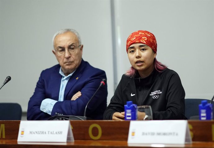 La 'B-Girl' afgana Manizha Talash, que disputará los Juegos Olímpicos de París, junto al presidente del COE, Alejandro Blanco, en rueda de prensa en la sede del COE en Madrid.