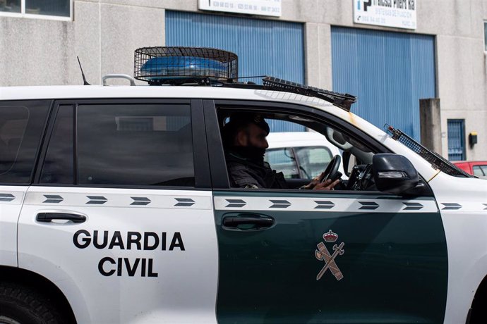 Archivo - Un coche de la Guardia Civil durante un registro operativo