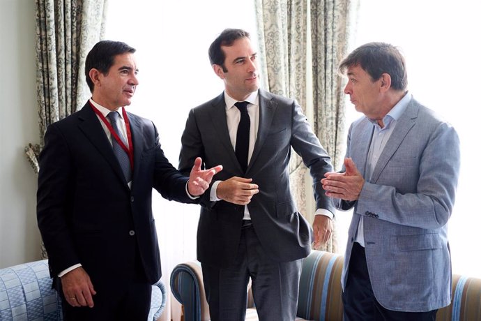 (I-D) El presidente del BBVA, Carlos Torres Vila; el ministro de Economía, Comercio y Empresa, Carlos Cuerpo; en el Palacio de la Magdalena, a 17 de junio de 2024, en Santander, Cantabria (España).