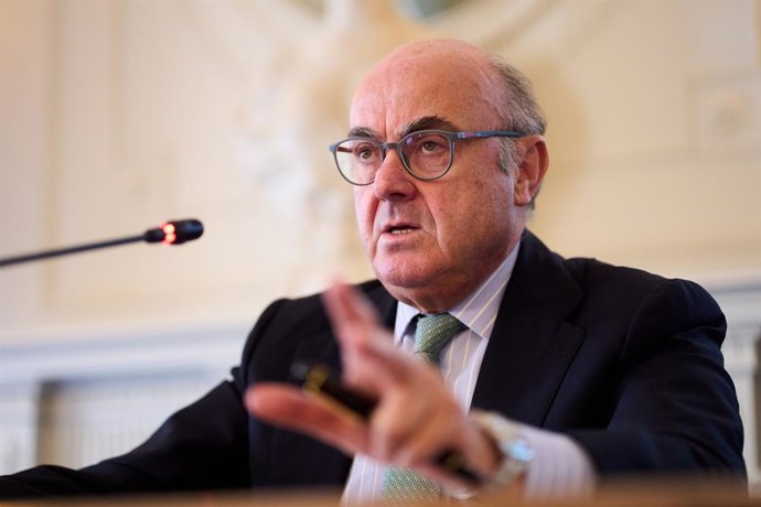 El vicepresidente BCE, Luis de Guindos, interviene durante la inauguración del curso de verano de la Asociación de Periodistas de Información Económica (APIE) sobre 'El rol de las empresas en la nueva economía', enmarcado en los Cursos de Verano de 2024, 