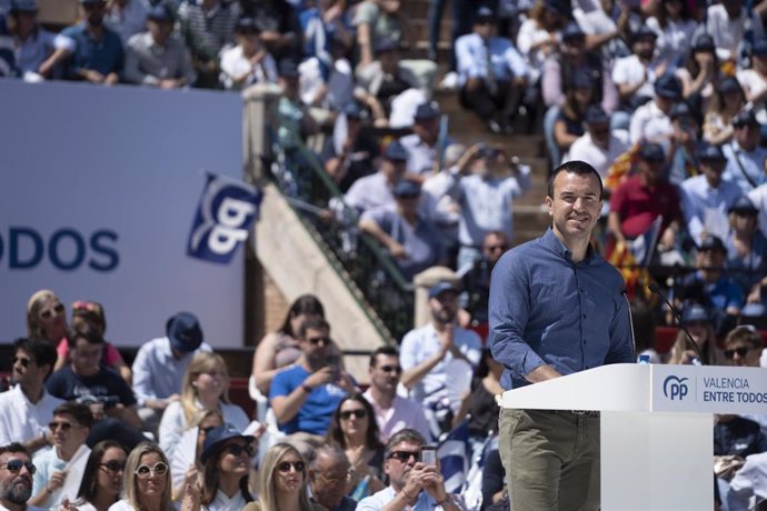 Archivo - El presidente de la Diputación de Valencia y del PP en esta provincia, Vicent Mompó, en una imagen de archivo durante un mitín de esa formación. 