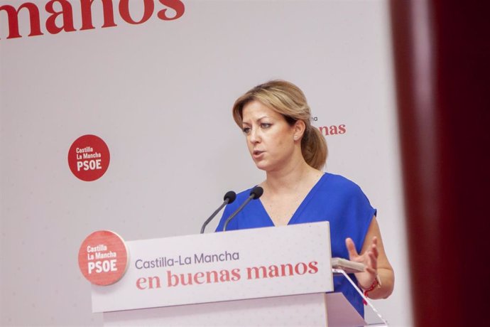 La portavoz del grupo socialista en las Cortes de Castilla-La Mancha, Ana Isabel Abengózar, en rueda de prensa.