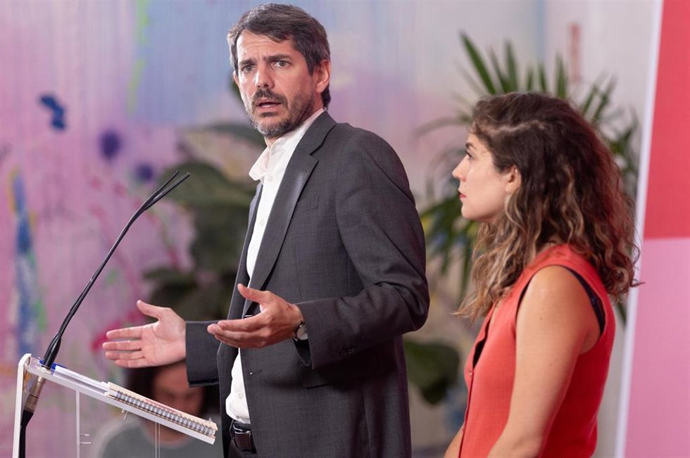 El portavoz de Sumar, Ernest Urtasun y la secretaria de Organización del partido, Lara Hernández, durante una rueda de prensa, en el Espacio Rastro, a 17 de junio de 2024, en Madrid (España).
