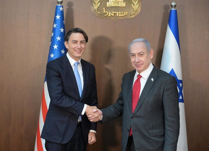 El primer ministro de Israel, Benjamin Netanyahu (d), recibe en Jerusalén al enviado especial de EEUU, Amos Hochstein (i)