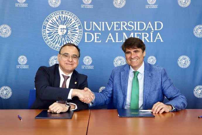 El rector de la Universidad de Almería (UAL), José Joaquín Céspedes, y el director general de Andalucía Emprende, Daniel Escacena.