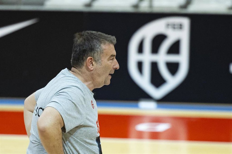 El seleccionador nacional femenino de baloncesto, Miguel Méndez, durante un entrenamiento.