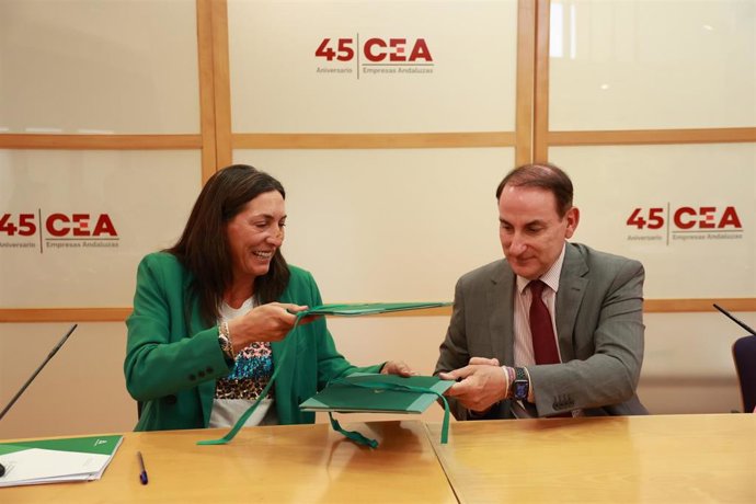 La consejera de Inclusión Social, Loles López, y el presidente de la CEA, Javier González de Lara.