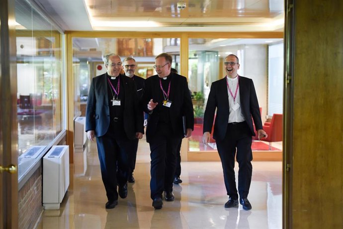 El obispo Auxiliar de Toledo, Francisco César García; el presidente del Consejo de Conferencias Episcopales de Europa, Gintaras Grusas; y el director del Secretariado de la Comisión Episcopal de Medios de Comunicación Social en la CEE, José Gabriel Vera.