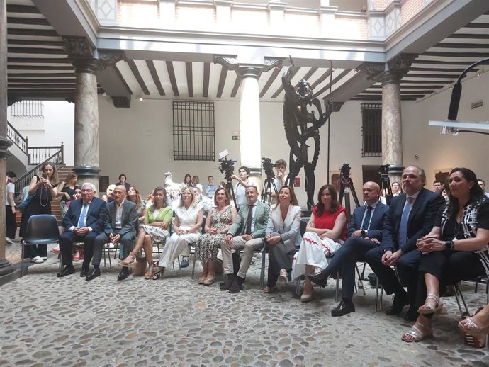 La alcaldesa de Zaragoza, Natalia Chueca, acompañada de su equipo de gobierno, en el acto en el que ha hecho balance de su primer año en el cargo.