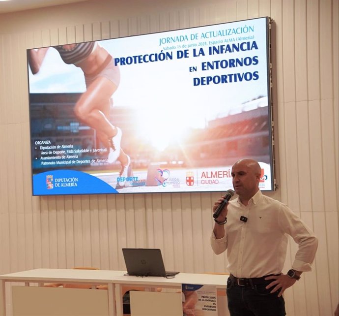 El vicepresidente de la Diputación de Almería José Antonio García durante su intervención en la jornada.