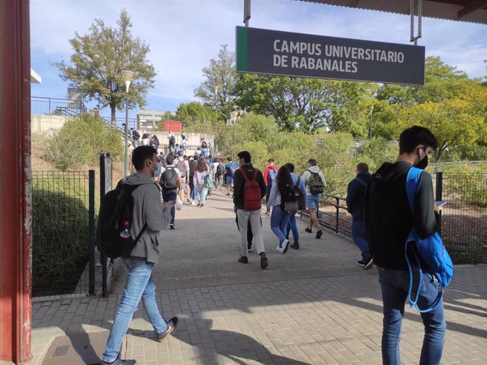 Archivo - Salida de viajeros en el apeadero ferroviario del Campus de Rabanales.