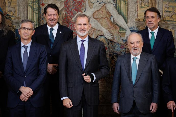 Archivo - El Rey Felipe VI (c), el gobernador del Banco de España, Pablo Hernández de Cos (i), y el director de la RAE, Santiago Muñoz Machado (d), posan con los asistentes a la reunión de patronato de la Fundación Pro Real Academia Española y posterior