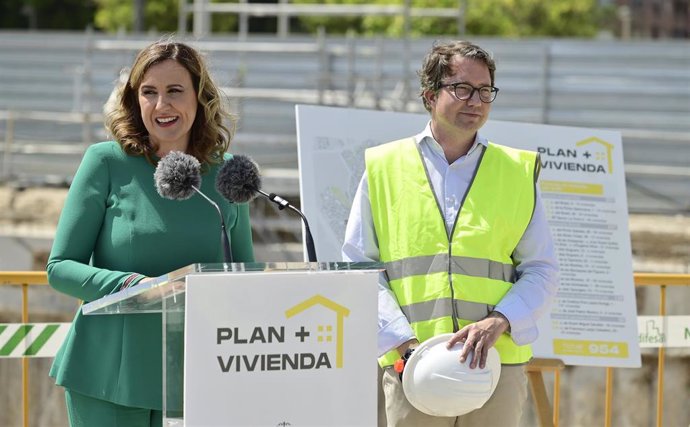 La alcaldesa de València, María José Catalá, durante una visita a un edificio de la avenida de Tarongers