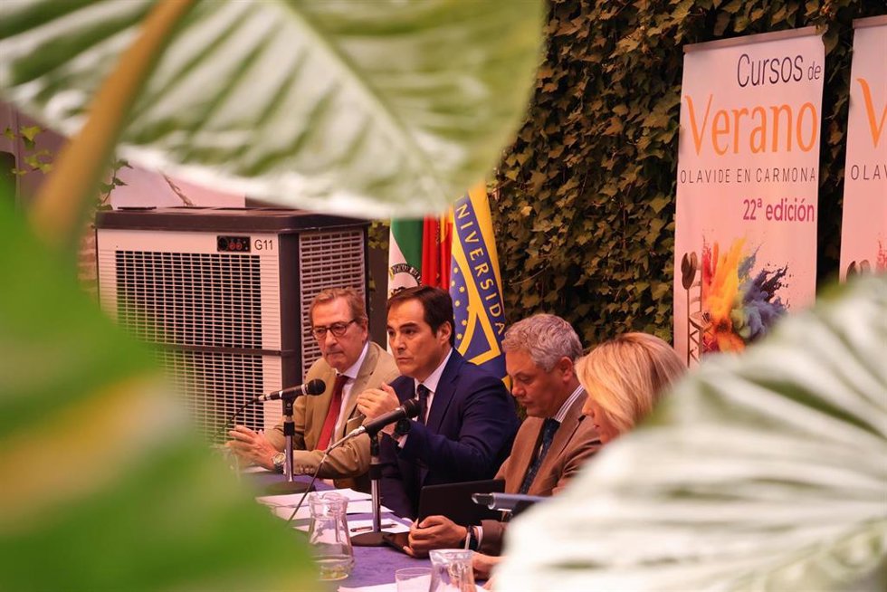 El consejero de Justicia de la Junta de Andalucía, José Antonio, en los cursos de verano de la Pablo de Olavide de Sevila, en una mesa de debate con la diputada nacional del PP Cayetana Álvarez de Toledo.