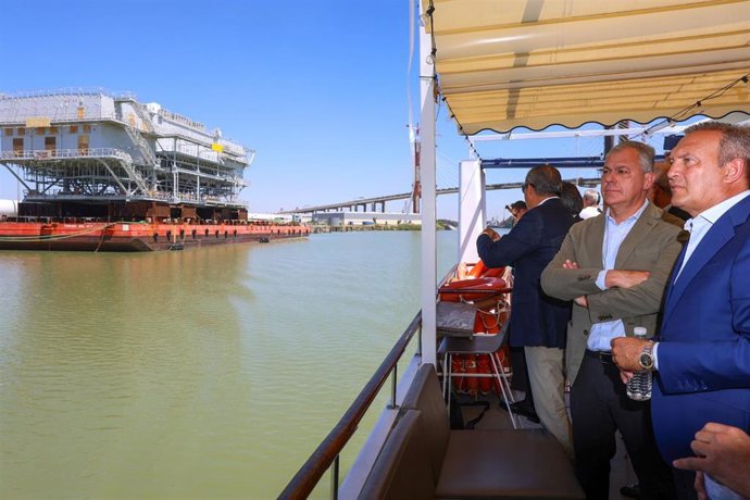 El alcalde de Sevilla, José Luis Sanz, durante la visita al Puerto de Sevilla.