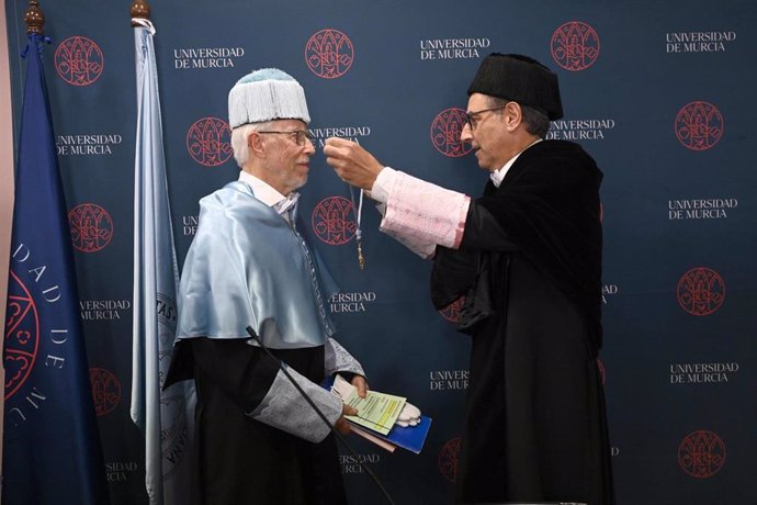 El rector de la UMU, José Lujan, le impone la medalla de doctor honoris causa a John M. Coetzee