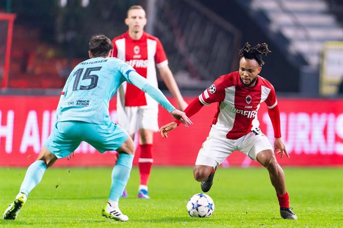 Archivo -  Chidera Ejuke en un partido con el Royal Antwerp ante el FC Barcelona en la pasada edición de la Liga de Campeones