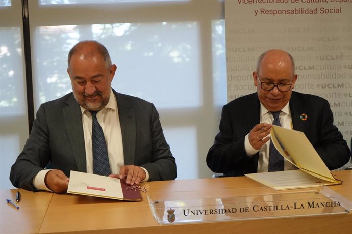 El rector de la UCLM, Julián Garde, y su homólogo en la UNAD, Jaime Alberto Leal Afanador