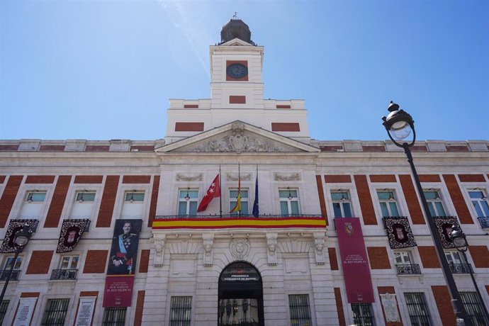 La Comunidad de Madrid engalana la fachada de la Real Casa de Correos en el décimo aniversario de la proclamación del Rey Felipe