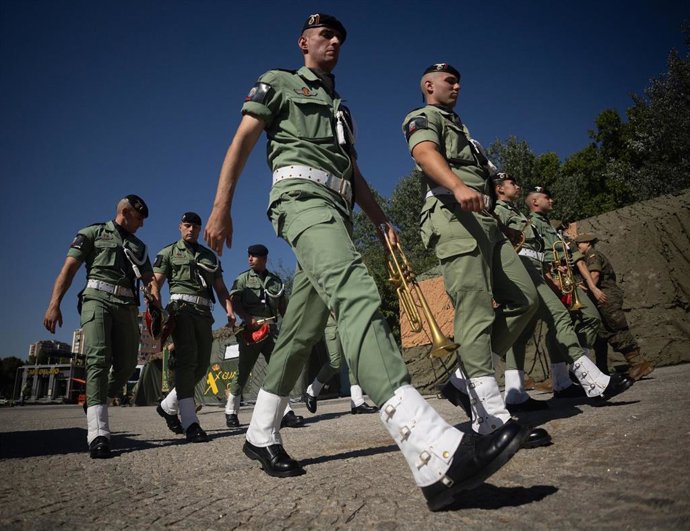 Varios militares durante la inauguración de la exposición de material militar 'Madrid-Río' con motivo del DIFAS-24, en la explanada Puente del Rey de Madrid Río, a 14 de junio de 2024, en Madrid (España). 