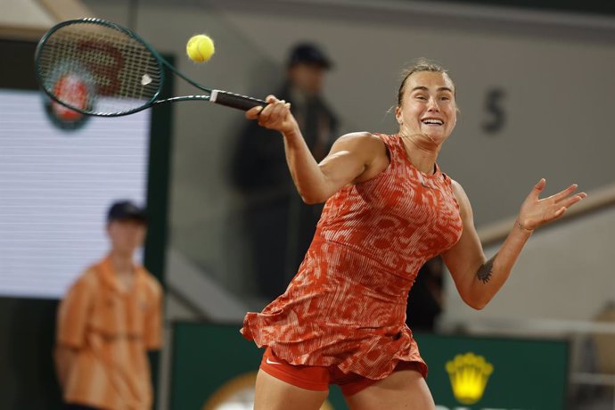 28 May 2024, France, Paris: Belarusian tennis player Aryna Sabalenka plays a forehand return to Russia's Erika Andreeva during their Women's singles first round tennis match of the French Open Roland Garros tennis tournament Day 3 at the Roland Garros Com