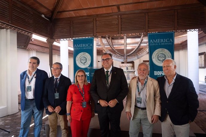 El consejero de Turismo, Cultura y Deporte, Arturo Bernal, ha inaugurado la ampliación de Bioparc Fuengirola, junto al presidente de la Diputación de Málaga y de Turismo Costa del Sol, Francisco Salado, y la alcaldesa de la ciudad, Ana Mula.