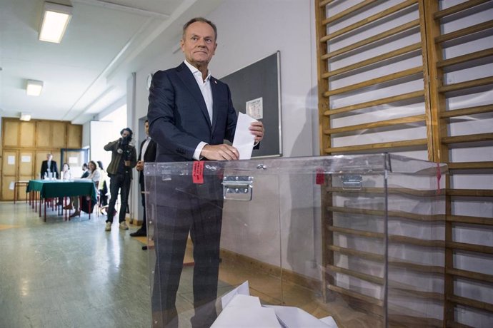 Donald Tusk, primer ministro de Polonia, vota en las elecciones europeas